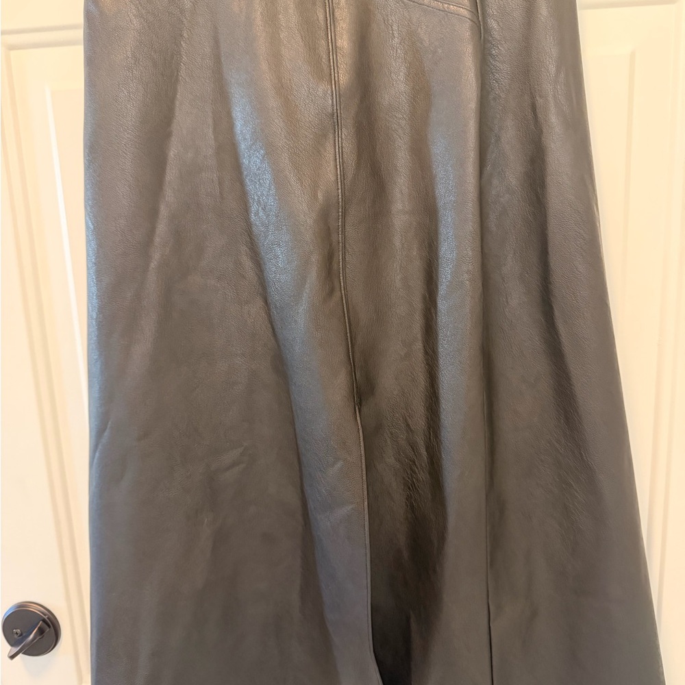 Spanx pull on faux leather skirt with front slit.